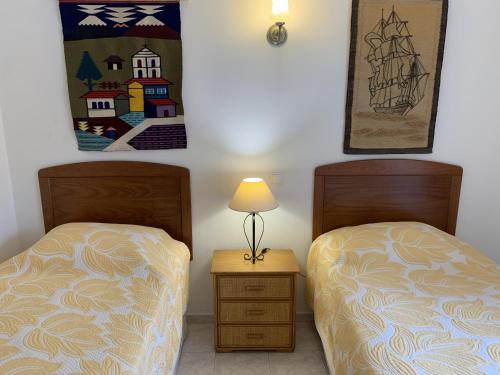 deux lits côte à côte dans une pièce dans l'établissement Casa Catryn, à Luz