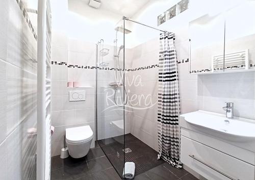 une salle de bain avec une douche, des toilettes et un lavabo dans l'établissement Viva Riviera Calm and Modern 1 Bedroom City Centre Cannes, à Cannes