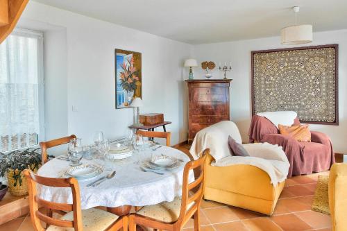 une salle à manger avec une table et des chaises dans l'établissement Maison face à l'océan avec vue mer à Penmarc'h, à Penmarcʼh