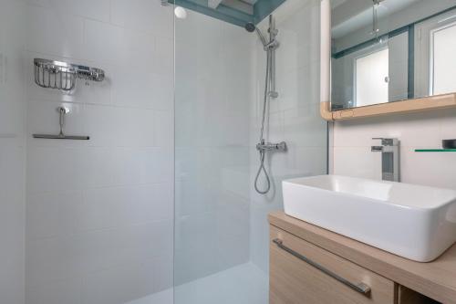 ein Badezimmer mit Waschbecken und Dusche in der Unterkunft Vacances à Saint Gildas de Rhuys pour 4 in Saint-Gildas-de-Rhuys