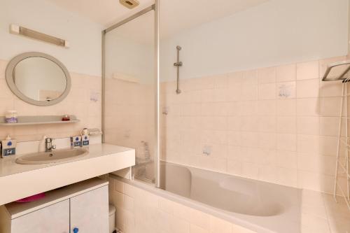 La salle de bains est pourvue d'un lavabo et d'une douche. dans l'établissement Appartement a moins de 100m de la plage du Bourg pour 4 personnes, à Erquy