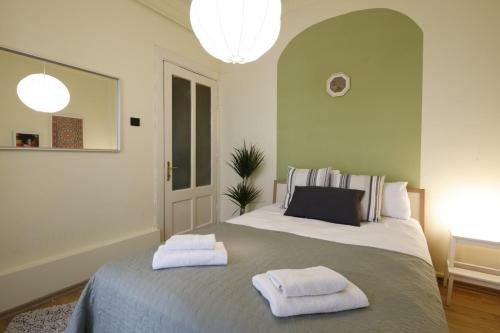 1 dormitorio con 1 cama grande y 2 toallas. en Vibrant Flat with Excellent Location in Beyoglu, en Estambul