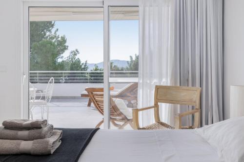 1 dormitorio con 1 cama y balcón con mesa en Begonia - Can Furnet, en Can Furnet