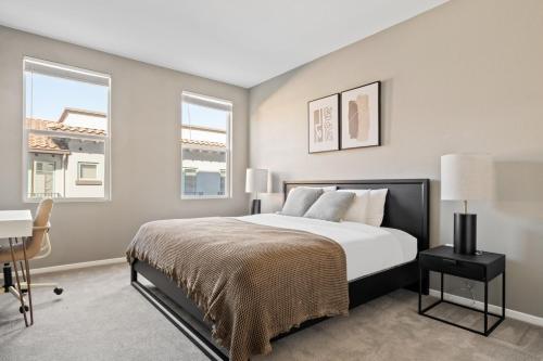 Ένα ή περισσότερα κρεβάτια σε δωμάτιο στο Santana Row 2br w gym pool nr highways SFO-1156