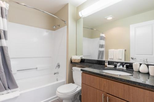 ein Badezimmer mit Toilette und Waschbecken in der Unterkunft Santa Clara 1BR w Pool Gym nr Caltrain Mall SFO-308 in Santa Clara