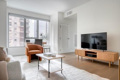 TV tai viihdekeskus majoituspaikassa 1BR Downtown w PoolSpa near Disney Hall LAX-1