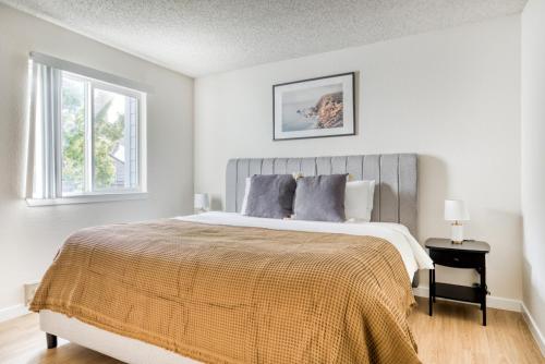 a bedroom with a bed and two windows at Palo Alto 1br w gym pool wd nr Stanford SFO-1259 in Palo Alto