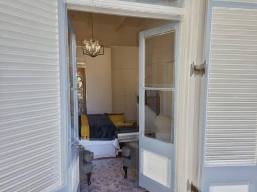 Habitación con dormitorio con cama y ventana en La Damon 2 en Paarl