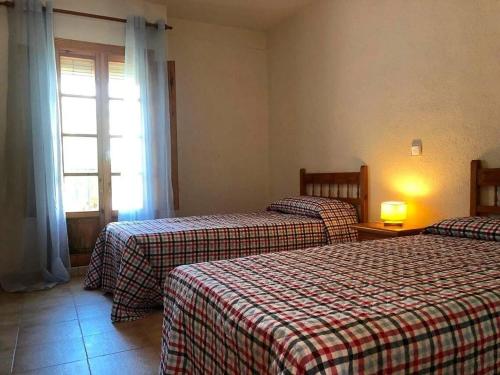 ein Hotelzimmer mit 2 Betten und einem Fenster in der Unterkunft Ona Las Zarzas in Muntanya la Sella