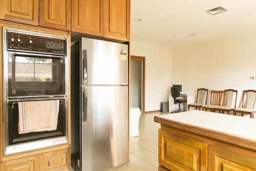 una cocina con refrigerador de acero inoxidable en Hawthorn Holiday House, en Melbourne