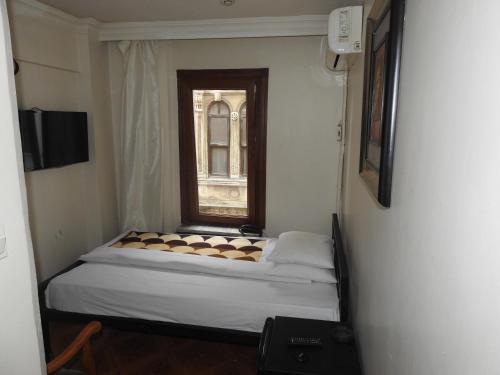 イスタンブールにあるHotel Starの窓付きの客室の小さなベッド1台分です。