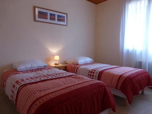 deux lits dans une chambre avec une fenêtre dans l'établissement Maison plain pied tout confort, proche plage, 6 couchages, terrasse, 2 chambres, parking, Wi-Fi optionnel - FR-1-224A-383, à Bretignolles-sur-Mer