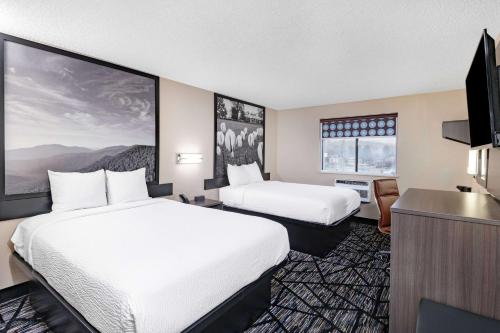 Postel nebo postele na pokoji v ubytování Super 8 by Wyndham Charlottesville