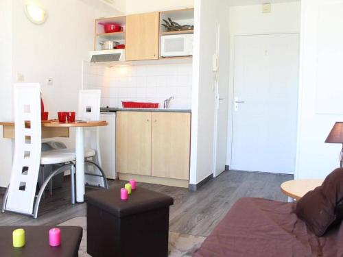 Appartement La Rochelle, 2 pièces, 3 personnes - FR-1-246-123にあるキッチンまたは簡易キッチン