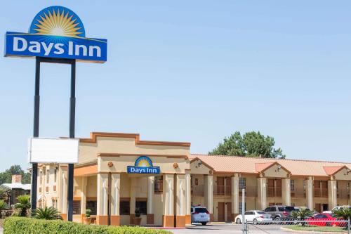 un hotel con una señal para días posada en Days Inn by Wyndham Orange en Orange