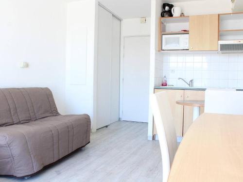 Appartement La Rochelle, 2 pièces, 3 personnes - FR-1-246-210にあるキッチンまたは簡易キッチン