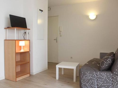 Appartement La Rochelle, 1 pièce, 2 personnes - FR-1-246-213にあるテレビまたはエンターテインメントセンター