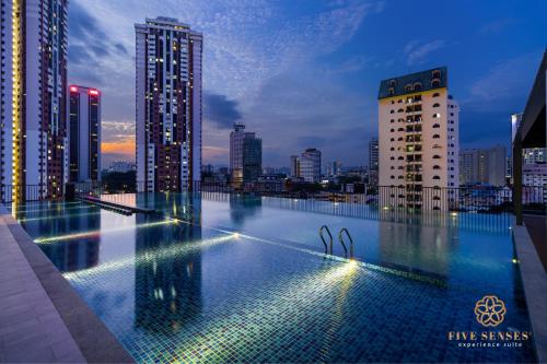 een zwembad op het dak van een gebouw bij Chambers Kuala Lumpur by Five Senses in Kuala Lumpur