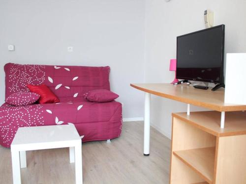 Appartement La Rochelle, 2 pièces, 4 personnes - FR-1-246-223にあるテレビまたはエンターテインメントセンター