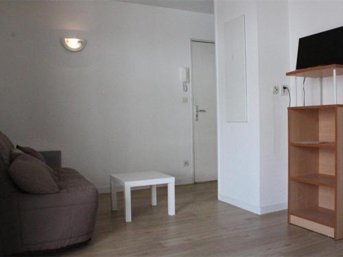 Appartement La Rochelle, 1 pièce, 2 personnes - FR-1-246-252にあるテレビまたはエンターテインメントセンター