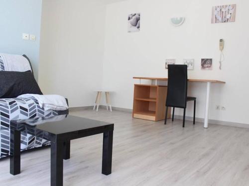 Appartement La Rochelle, 2 pièces, 4 personnes - FR-1-246-296にあるシーティングエリア