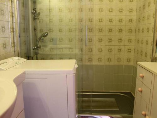 y baño con ducha y lavamanos. en Appartement Port-la-Nouvelle, 3 pièces, 6 personnes - FR-1-229C-746, en Port-la-Nouvelle