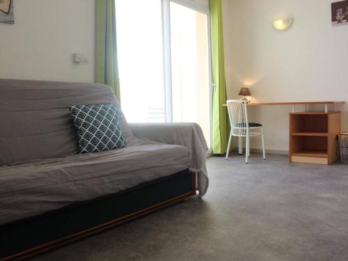 Appartement La Rochelle, 1 pièce, 2 personnes - FR-1-246-281にあるシーティングエリア