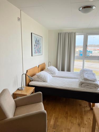1 dormitorio con cama, sofá y ventana en Vandrarhem Nattmössan, en Kungsbacka