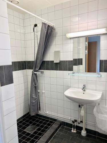Koupelna v ubytování Vandrarhem Nattmössan