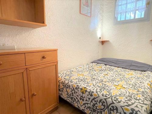 - une petite chambre avec un lit et une commode dans l'établissement Studio cabine à 200m de la plage, animaux admis, proche commerces - FR-1-225-687, à Argelès-sur-Mer