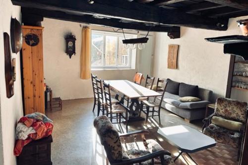 ein Wohnzimmer mit einem Tisch und einem Sofa in der Unterkunft Historical Caslano Apartments - Happy Rentals in Caslano