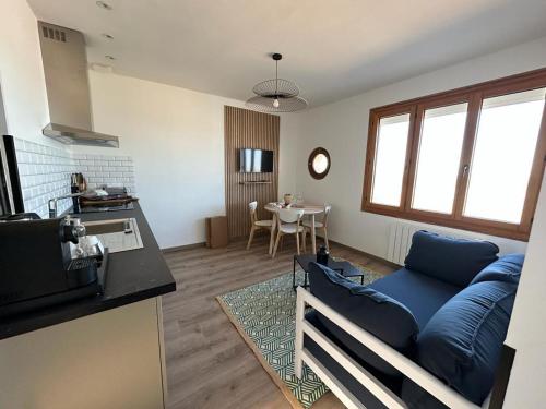 Kuchyňa alebo kuchynka v ubytovaní La Galonière Noire, appartement vue mer