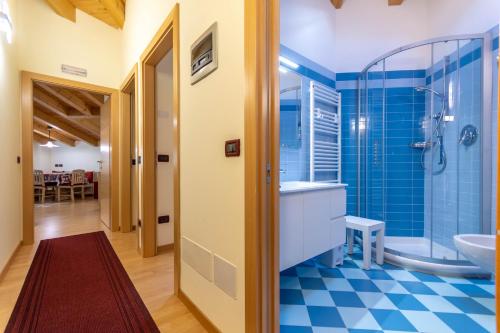 ein Bad mit einer Dusche und einem Waschbecken in der Unterkunft Casa Milena in Pozza di Fassa