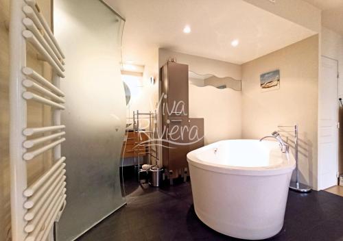 y baño con bañera y ducha. en Viva Riviera -14 Avenue Isola Bella, en Cannes