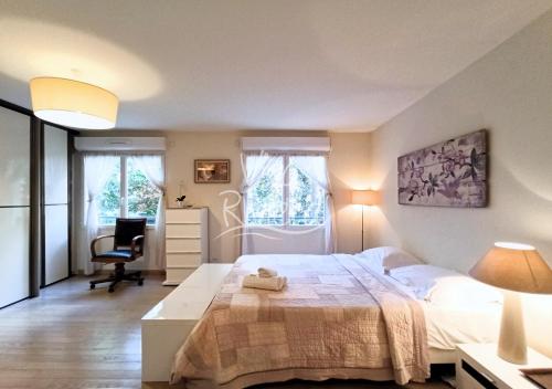 une chambre avec un lit, un bureau et une chaise dans l'établissement Viva Riviera -14 Avenue Isola Bella, à Cannes