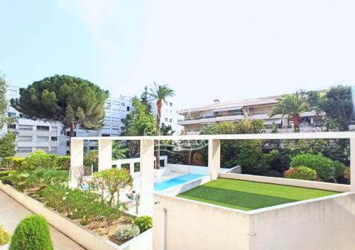 un appartement avec jardin sur le balcon d'un immeuble dans l'établissement Viva Riviera -14 Avenue Isola Bella, à Cannes