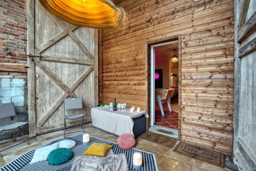 Cette chambre dispose d'une table et d'un mur en bois. dans l'établissement So Villa La Repreneliere 45 - Heated pool - Soccer - 2h from Paris - 30 beds, à Viglain