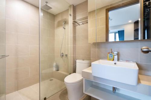 ein Bad mit einem Waschbecken, einem WC und einer Dusche in der Unterkunft River Panorama 2Bedroom*Kingbed*Infinity Pool in Ho-Chi-Minh-Stadt