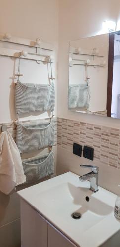 a bathroom with a sink and a mirror at Appartamento San Miguel in Pasian di Prato