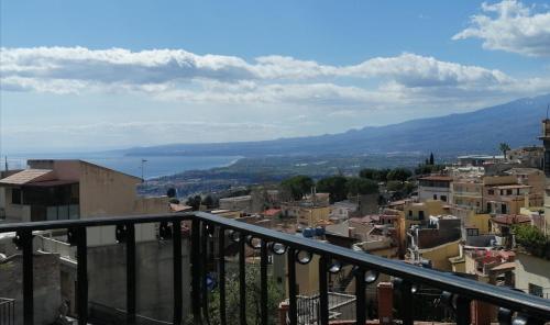 d'un balcon offrant une vue sur la ville. dans l'établissement Morfeo B&B, à Taormine