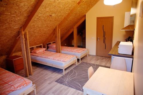 een kamer met 2 bedden op een zolder bij JEKAUPI in Pape