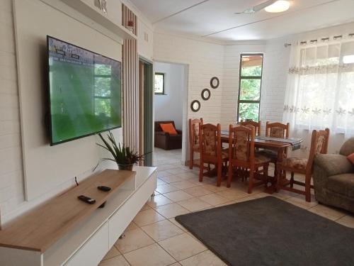 sala de estar con TV y comedor en 27@caravenseria, en Hibberdene