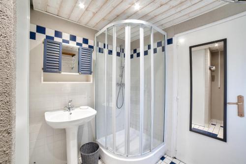 Kúpeľňa v ubytovaní Jolie maison avec cour pour 5 personnes