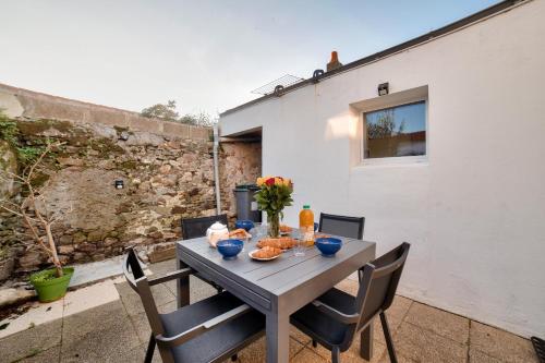 - une table avec de la nourriture sur la terrasse dans l'établissement Jolie maison avec cour pour 5 personnes, à Noirmoutier-en-l'lle