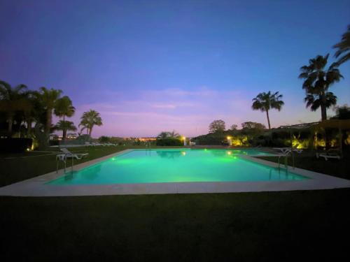 Bazén v ubytovaní Breathtaking apartment, Paradise Palm View Marbella alebo v jeho blízkosti
