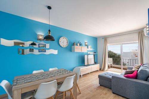 un soggiorno con pareti blu e tavolo e sedie di Apartamentos Old Town by Umbral ad Albufeira