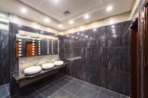 فندق جوري المشاعر في مكة المكرمة: حمام مغسلتين ومرآة