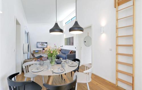 a dining room and living room with a table and chairs at Nice Home In Lembruchdümmer See in Lembruch
