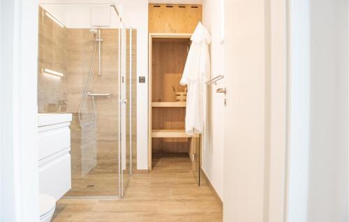 a bathroom with a shower and a toilet and a sink at Nice Home In Lembruchdümmer See in Lembruch