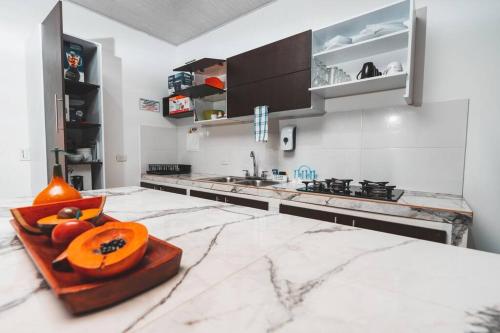 Una cocina con un bol de fruta en la encimera. en Casa Guaviare, La Mejor Opción Para Ti, en San José del Guaviare